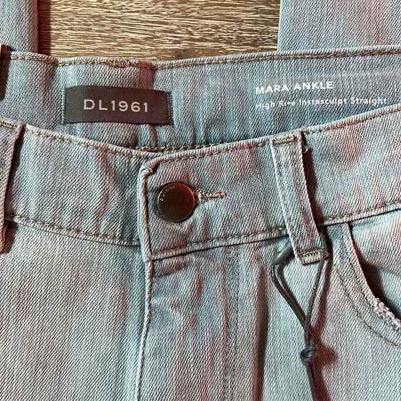 DL1961 Mara Ripped Straight Ankle High- Rise Instasculpt Straight Jeans in Ross - Picture 5 of 16